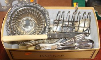 A collection of miscellaneous metalware to include silver plated dish, six division toast rack,