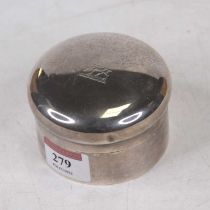 An Edwardian silver dressing table jar, of cylindrical form with domed cover, 4.2oz