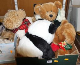 A box of Harrod's Christmas bears, to include 2002, 1997 etc Five in total – all Harrod’s.