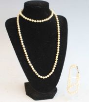 A pearl necklace and bracelet suite, the bracelet featuring two rows each with twenty-six 5.5 to 5.
