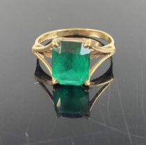 A 9ct gold and green garnet set dress ring, 2.3g, size L/M