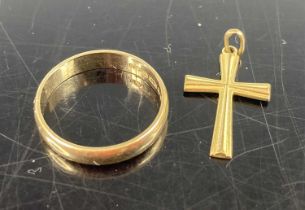 A 9ct gold wedding band, together with a 9ct gold cross pendant, gross weight 2.7g (2)