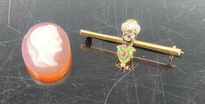 A yellow metal safety pin bar brooch, adorned with a bust of ruby set Indian man, 2.8g, 34mm,