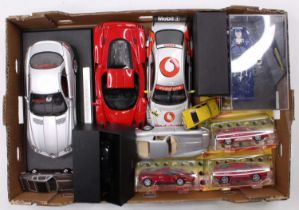 A tray of mixed modern issue diecasts to include a Hot Wheels 1/18th scale Enzo Ferrari, a Corgi