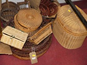 Assorted wicker wares, to include various baskets, bowls, bags etc