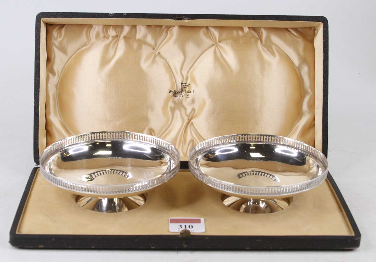 A pair of Walker & Hall silver footed bonbon dishes, 6.8oz, Sheffield 1912, dia.13cm, housed in a