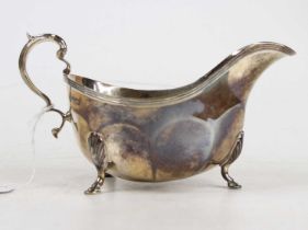 A George V silver sauceboat, raised on stepped hoof feet, 7.5oz, Sheffield 1915, h.10cm