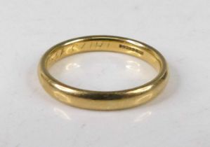 An 18ct gold wedding band, 3.7g, size M/N