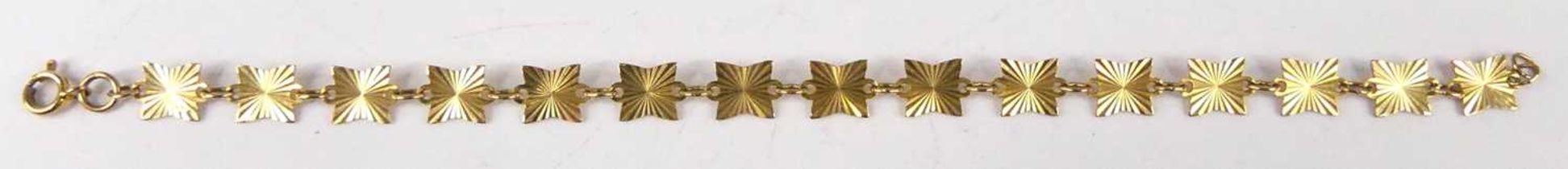 A 9ct gold bracelet, arranged as bright cut snowflake links, 3.6g, 18.5cm