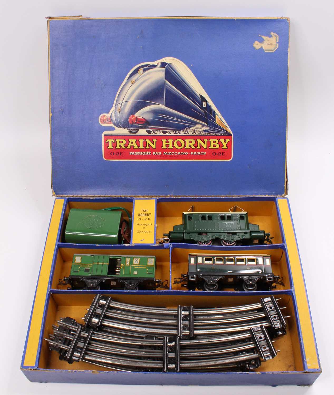 French Hornby 20v ‘electric’ passenger set ref 0-2E, comprising dark green loco with white