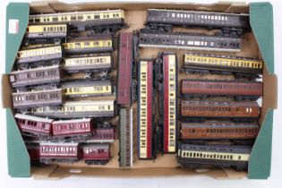 Tray containing 26, 00-gauge unboxed bogie & 4-wheel coaches some by Hornby, Bachmann etc and some