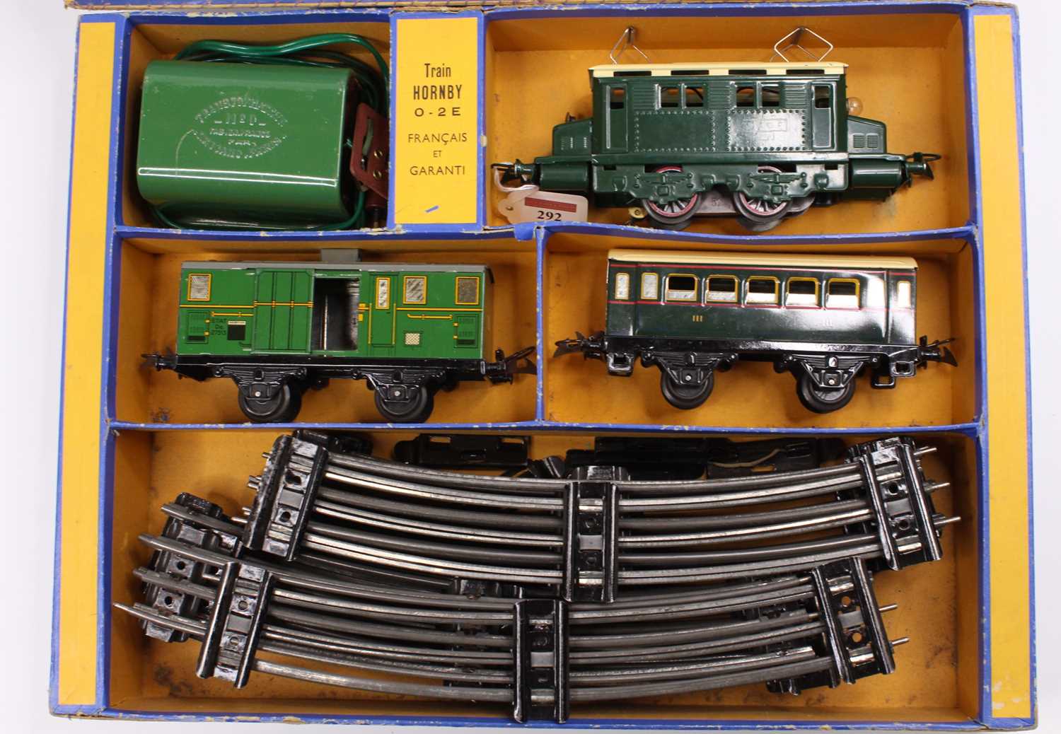 French Hornby 20v ‘electric’ passenger set ref 0-2E, comprising dark green loco with white - Image 2 of 4