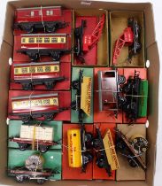 Large tray containing 14 Hornby post-war 4-wheel items: 3 x No.51 & one No.41 coaches, 8 No.50