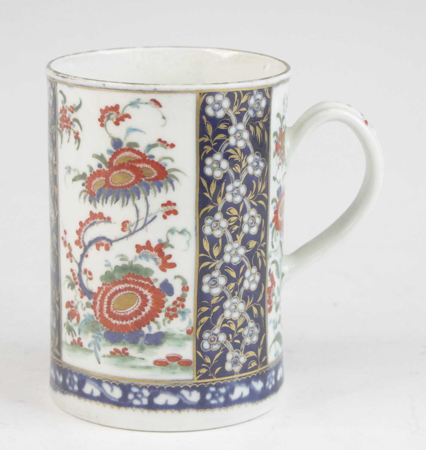 A Worcester porcelain tankard, circa 1770, decorated in the Queen's pattern, cross-hatched square