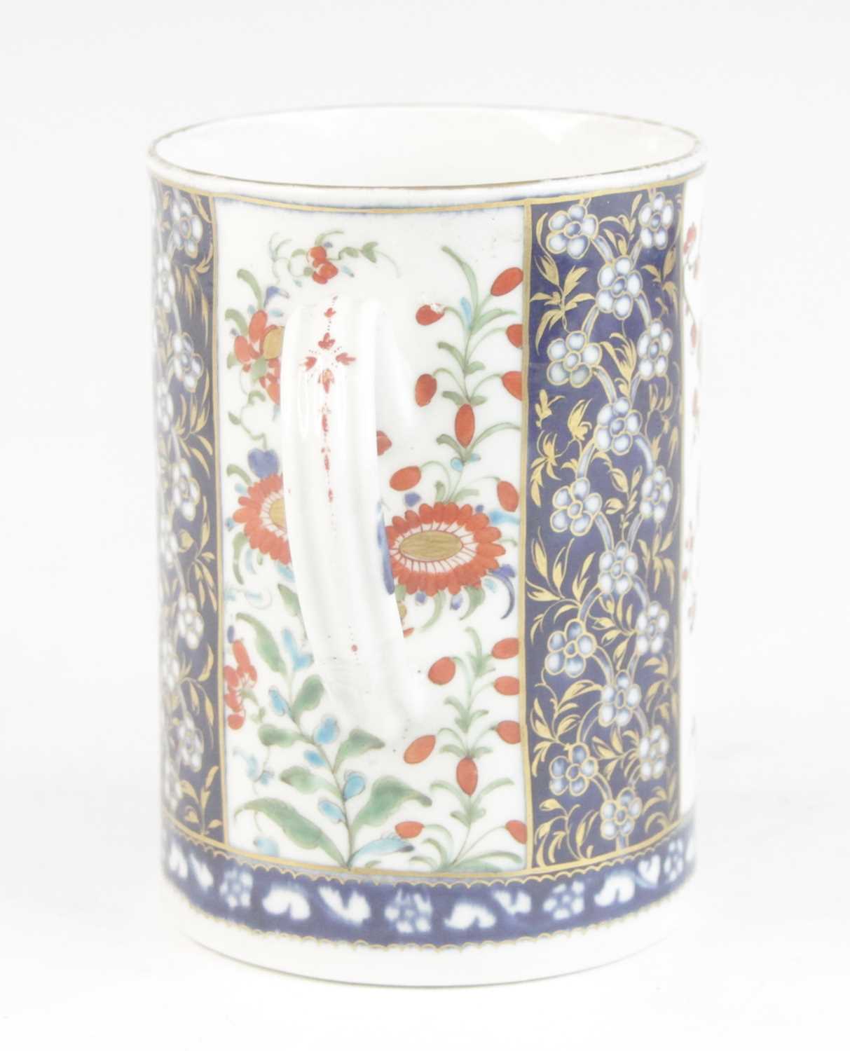 A Worcester porcelain tankard, circa 1770, decorated in the Queen's pattern, cross-hatched square - Image 6 of 8