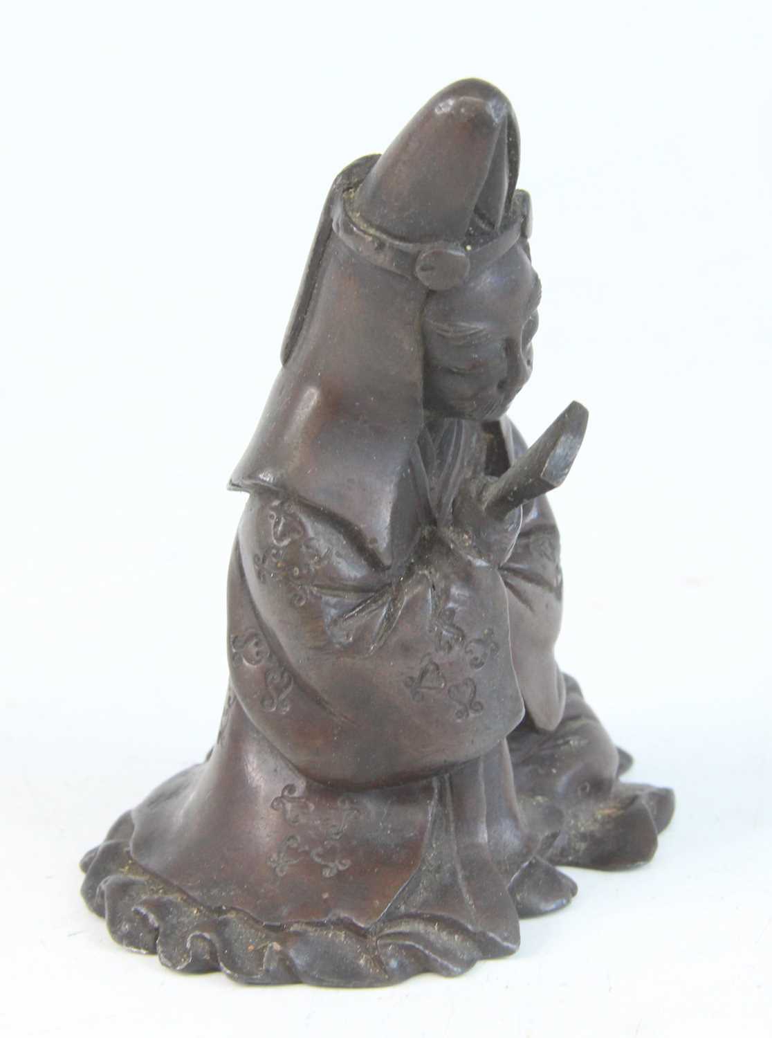 A Chinese bronze scroll weight, cast as a robed figure with fan in right hand, late Ming-Qing - Image 2 of 4