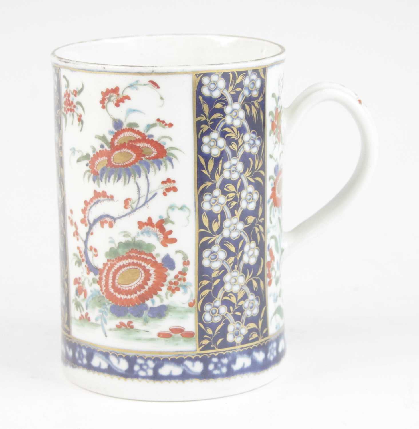A Worcester porcelain tankard, circa 1770, decorated in the Queen's pattern, cross-hatched square - Image 3 of 8