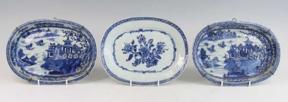 A pair of Chinese blue and white porcelain dishes, 18th century, each decorated with pagodas