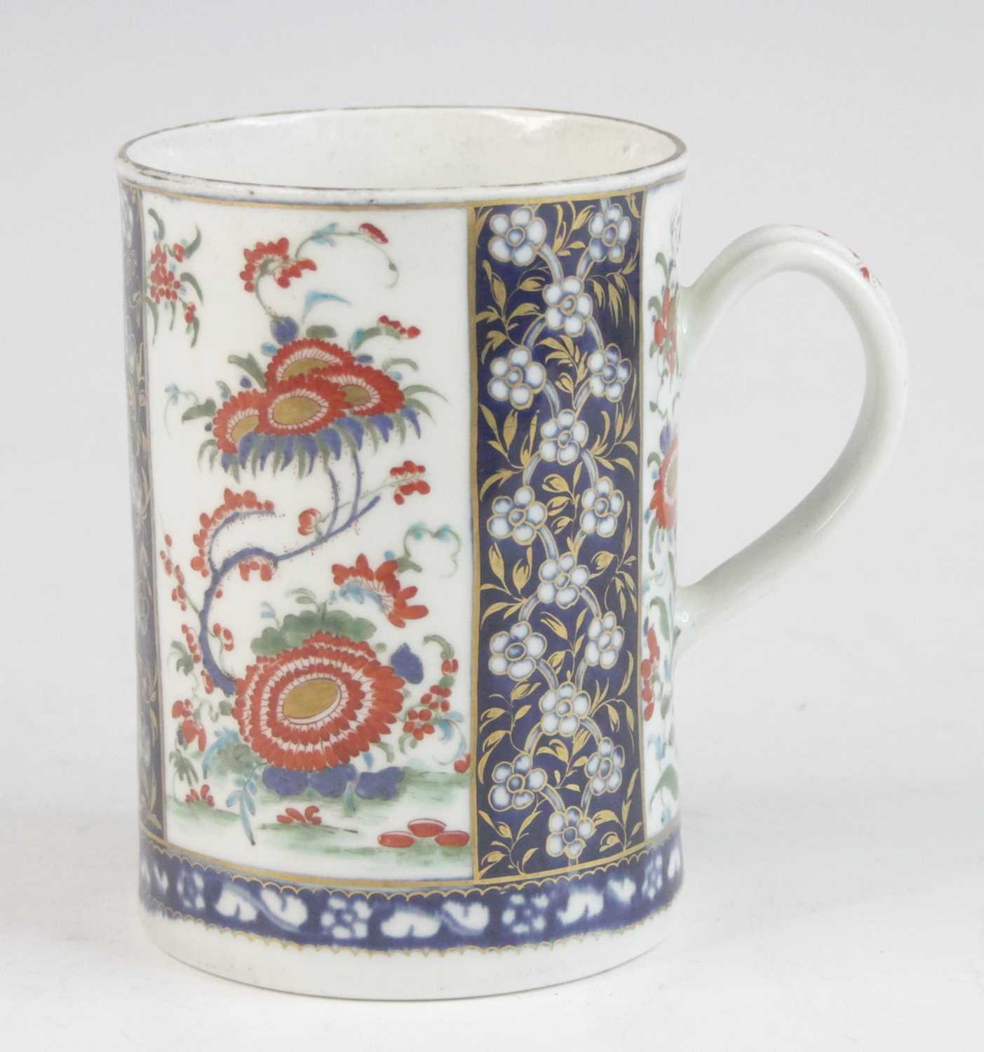A Worcester porcelain tankard, circa 1770, decorated in the Queen's pattern, cross-hatched square - Image 2 of 8