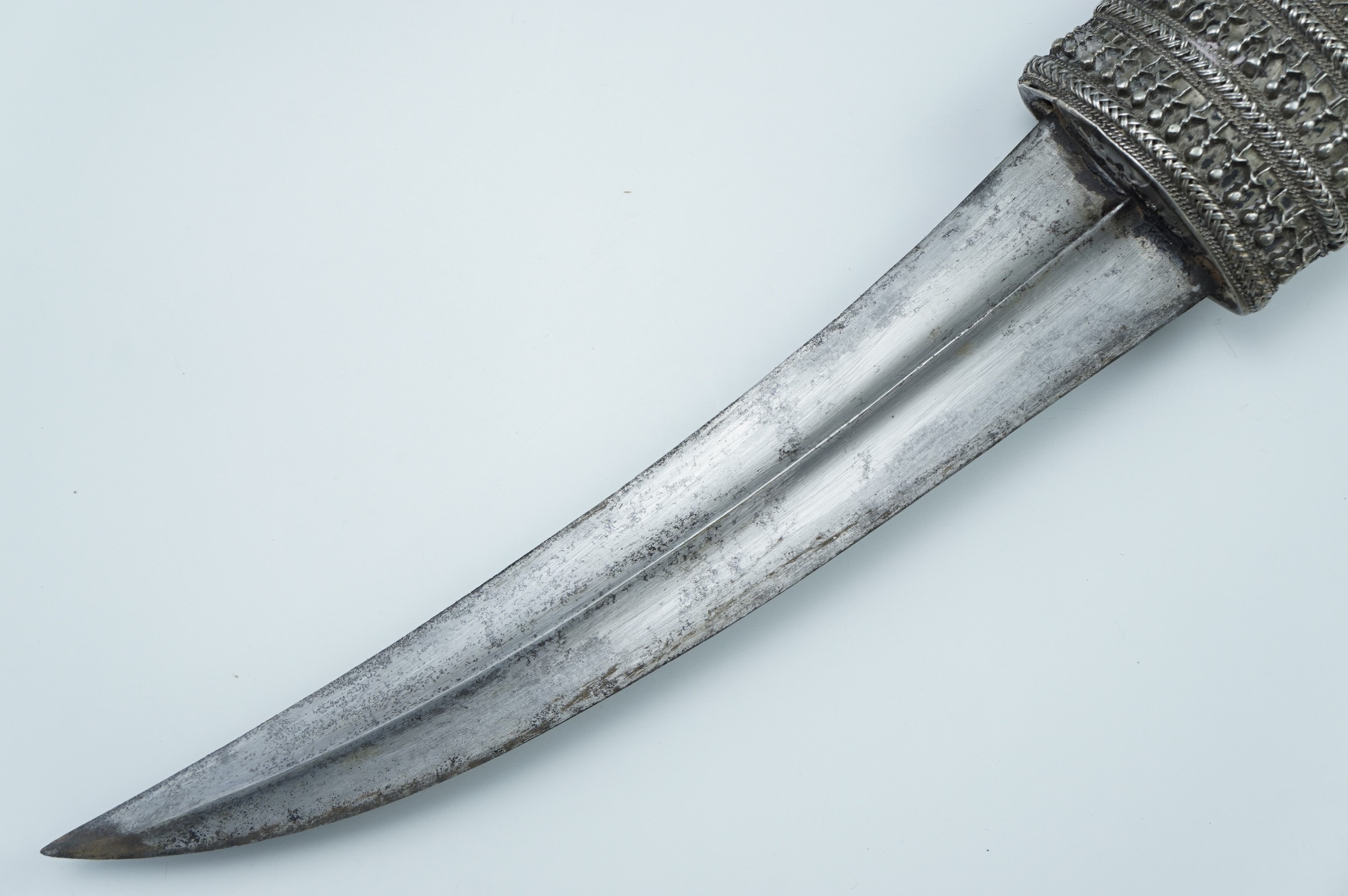 A fine late 19th / early 20th Century Middle Eastern jambiya dagger, the hilt bound in finely - Image 7 of 9