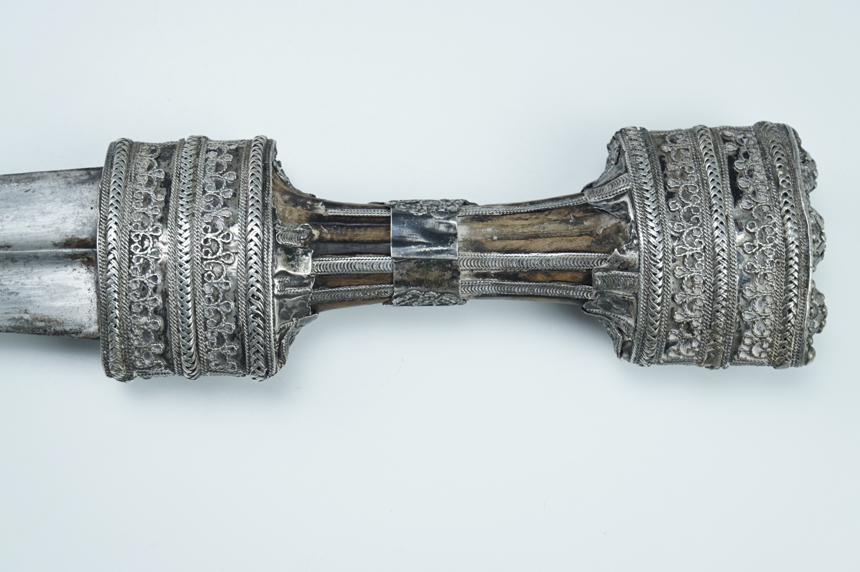 A fine late 19th / early 20th Century Middle Eastern jambiya dagger, the hilt bound in finely - Image 6 of 9