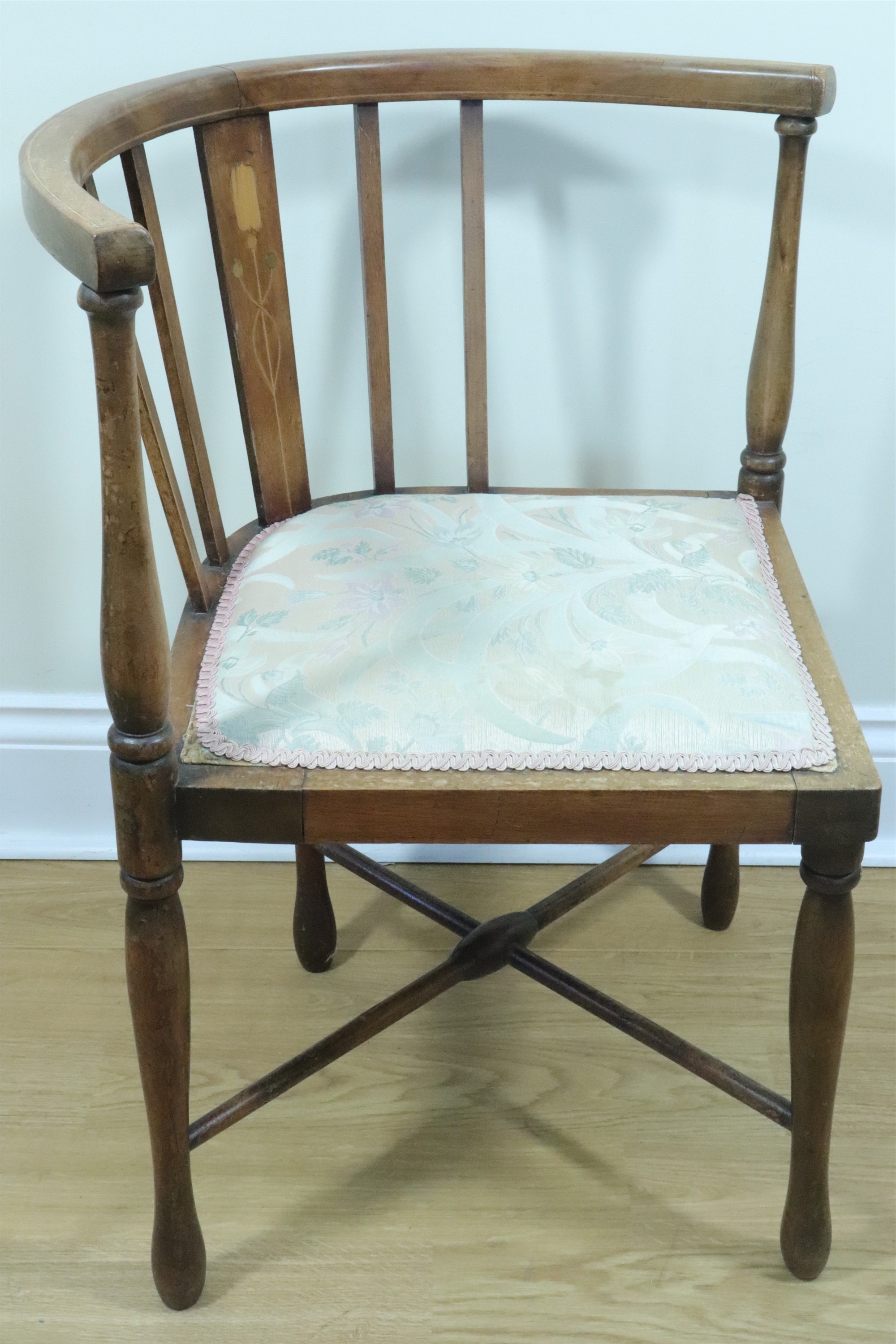 An early 20th Century inlaid mahogany corner chair, the back splat having a stylized tulip inlay, 69