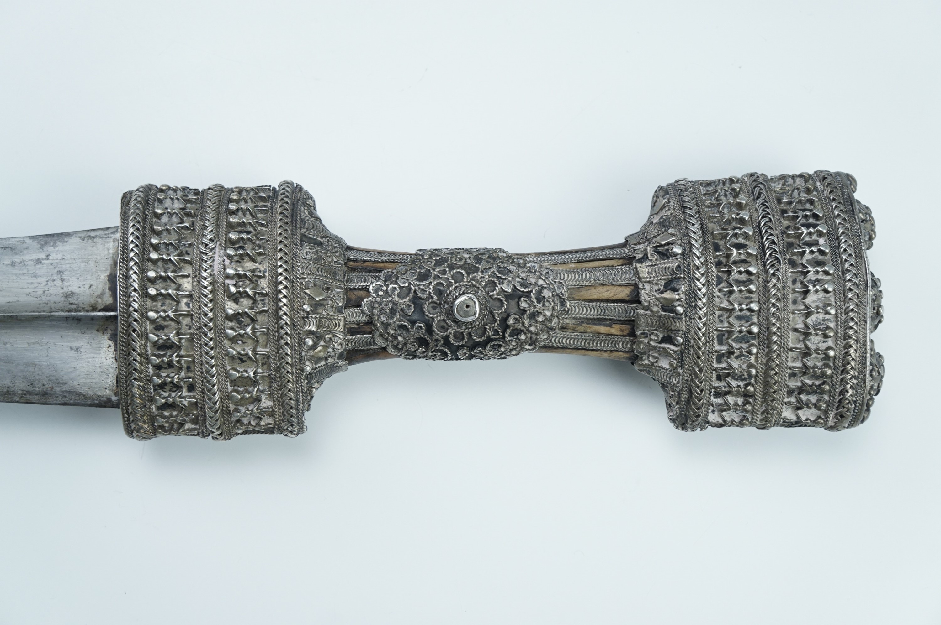 A fine late 19th / early 20th Century Middle Eastern jambiya dagger, the hilt bound in finely - Image 8 of 9