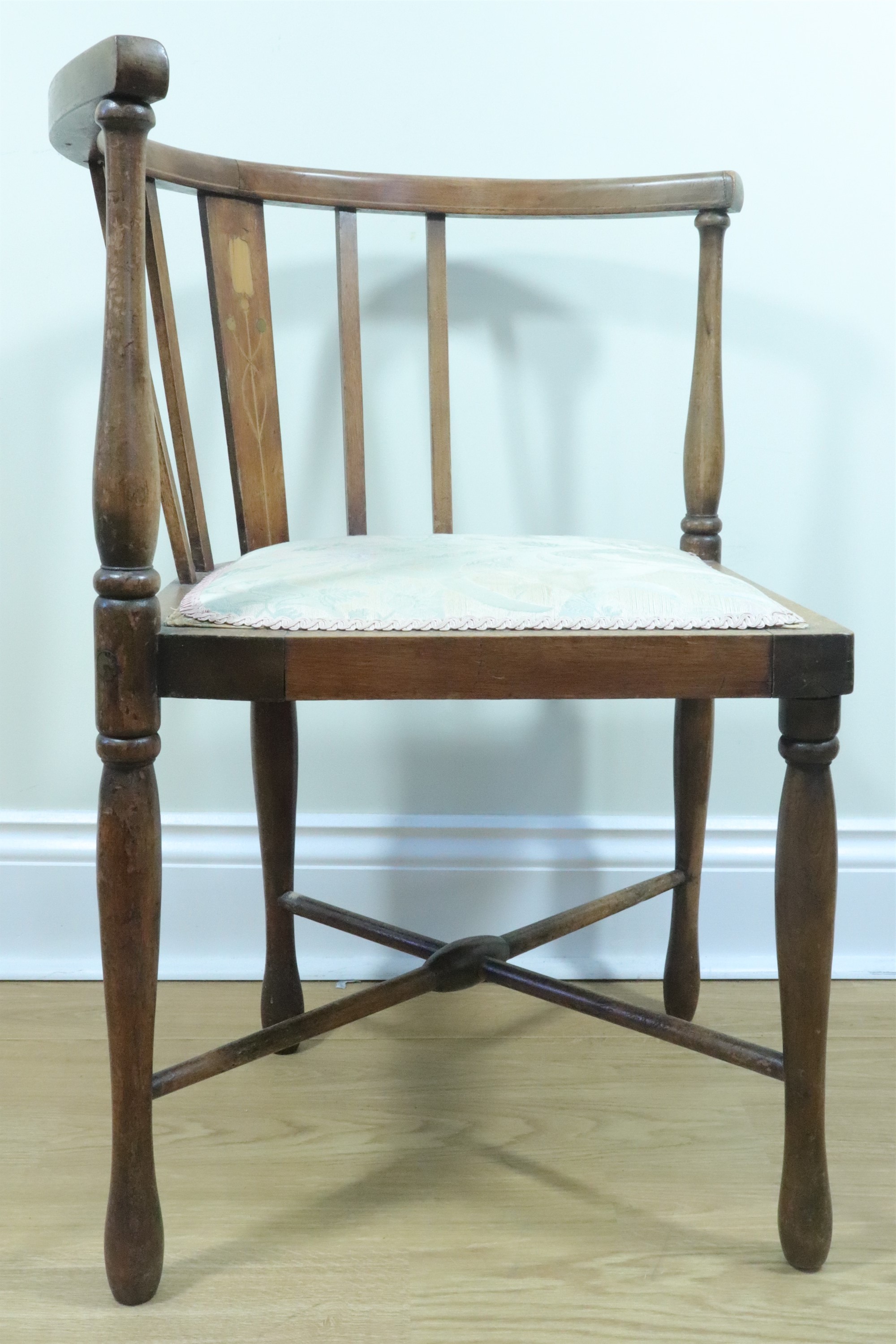 An early 20th Century inlaid mahogany corner chair, the back splat having a stylized tulip inlay, 69 - Image 2 of 2