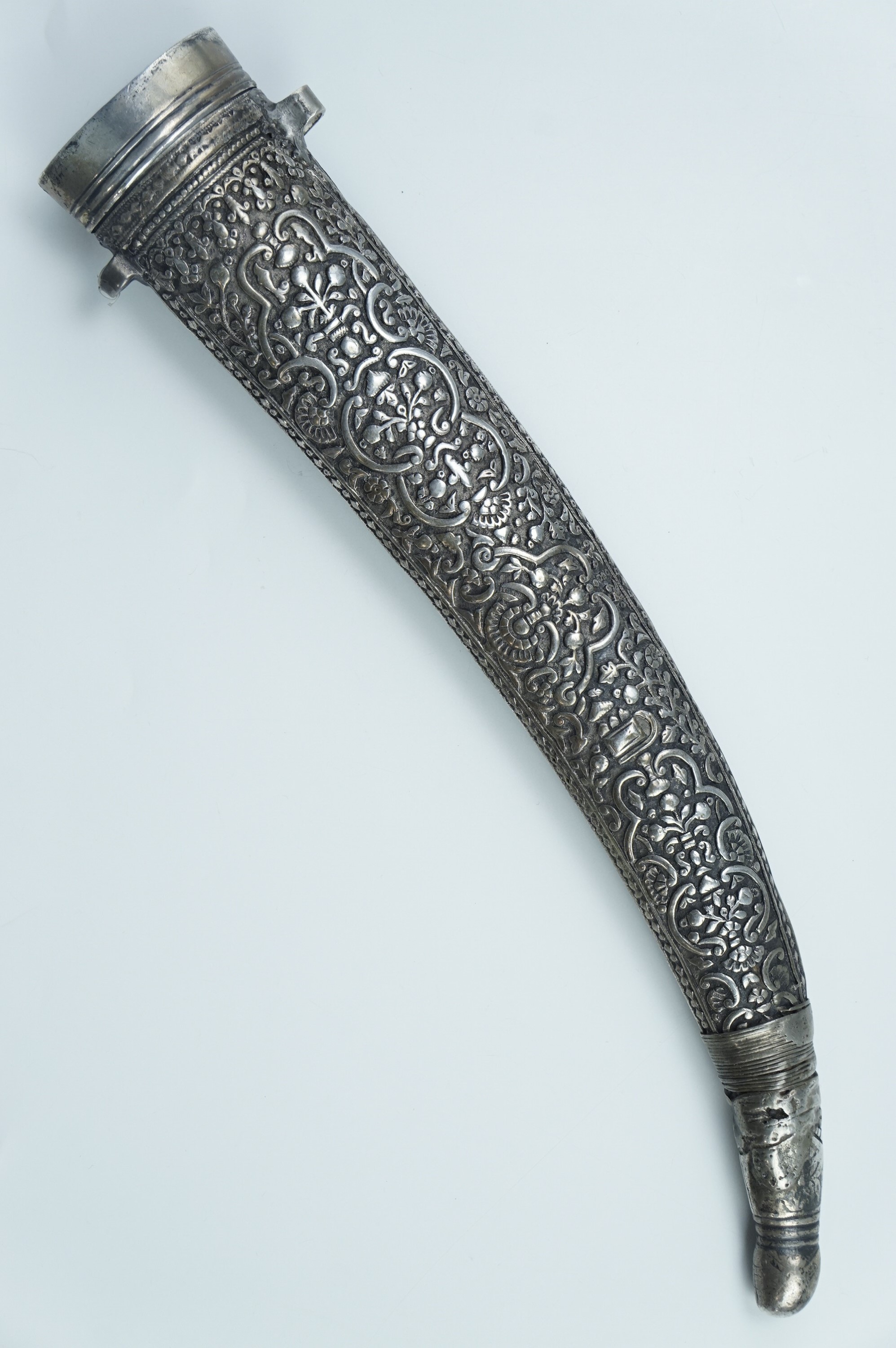 A fine late 19th / early 20th Century Middle Eastern jambiya dagger, the hilt bound in finely - Image 4 of 9