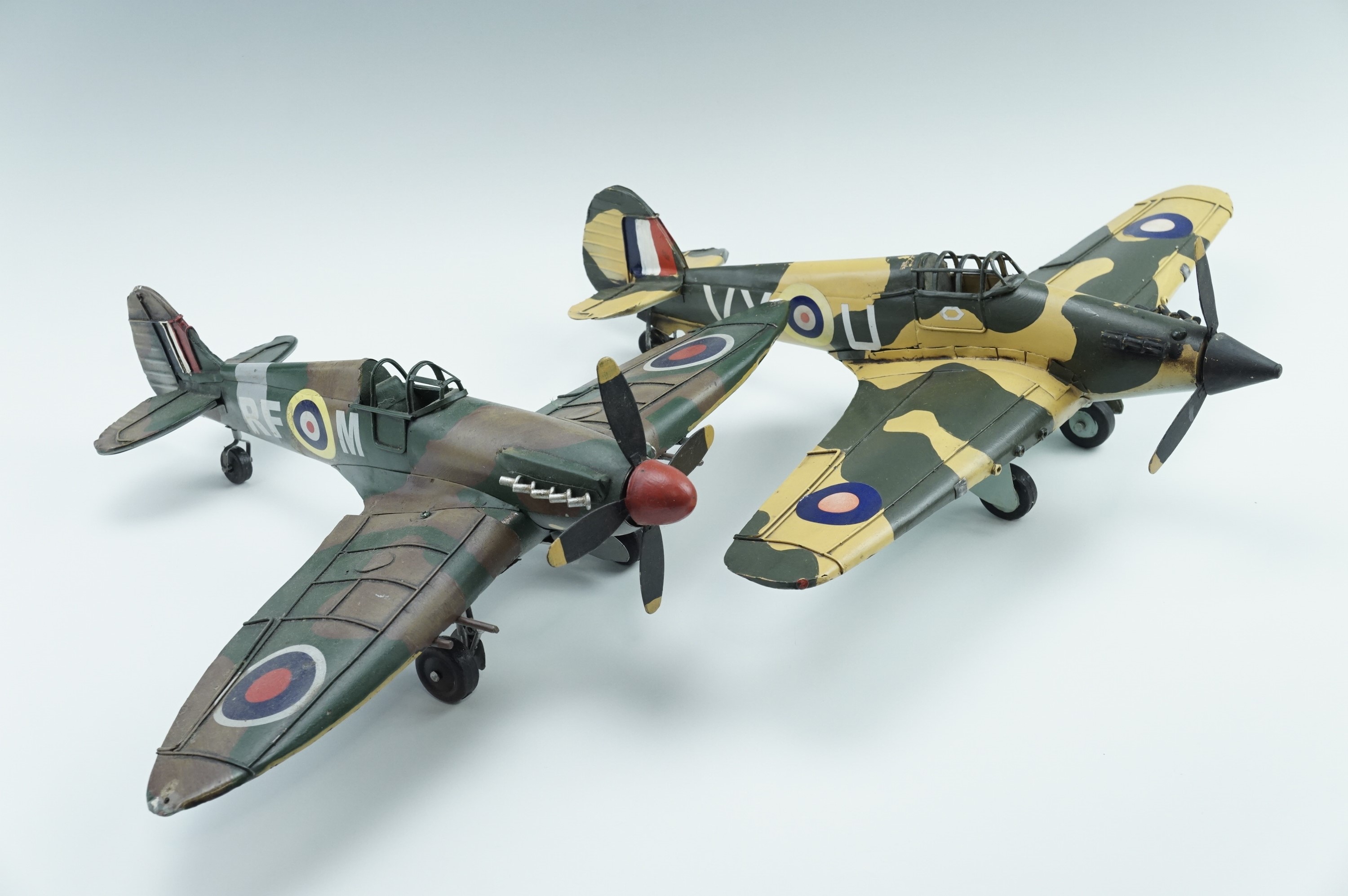 Two vintage tinplate style models of a Spitfire and a Hurricane, 43 cm - Image 2 of 2