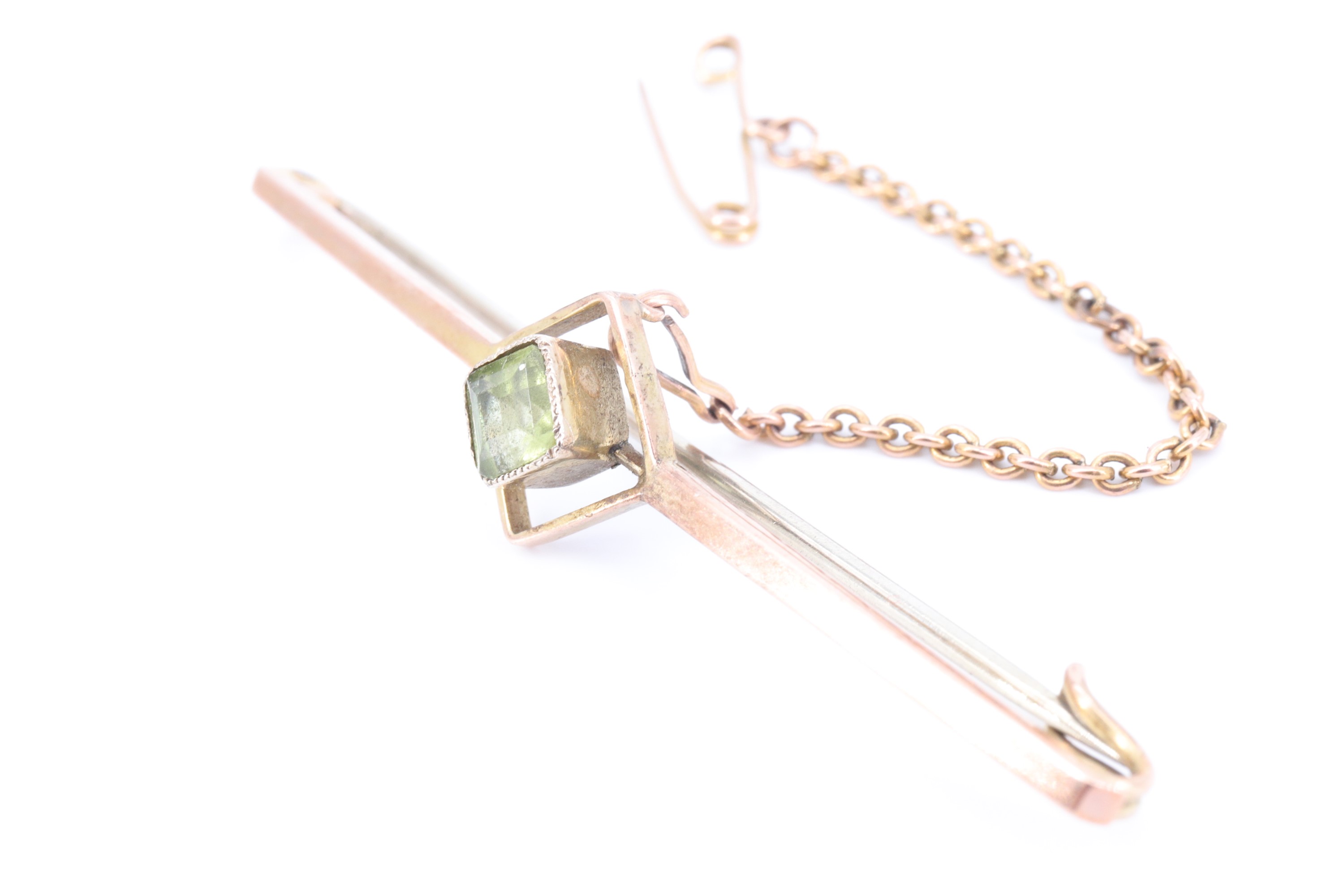 An early 20th Century peridot set bar brooch, having a 4.5 x 4.5 mm square cut stone in a milgrain - Image 3 of 7