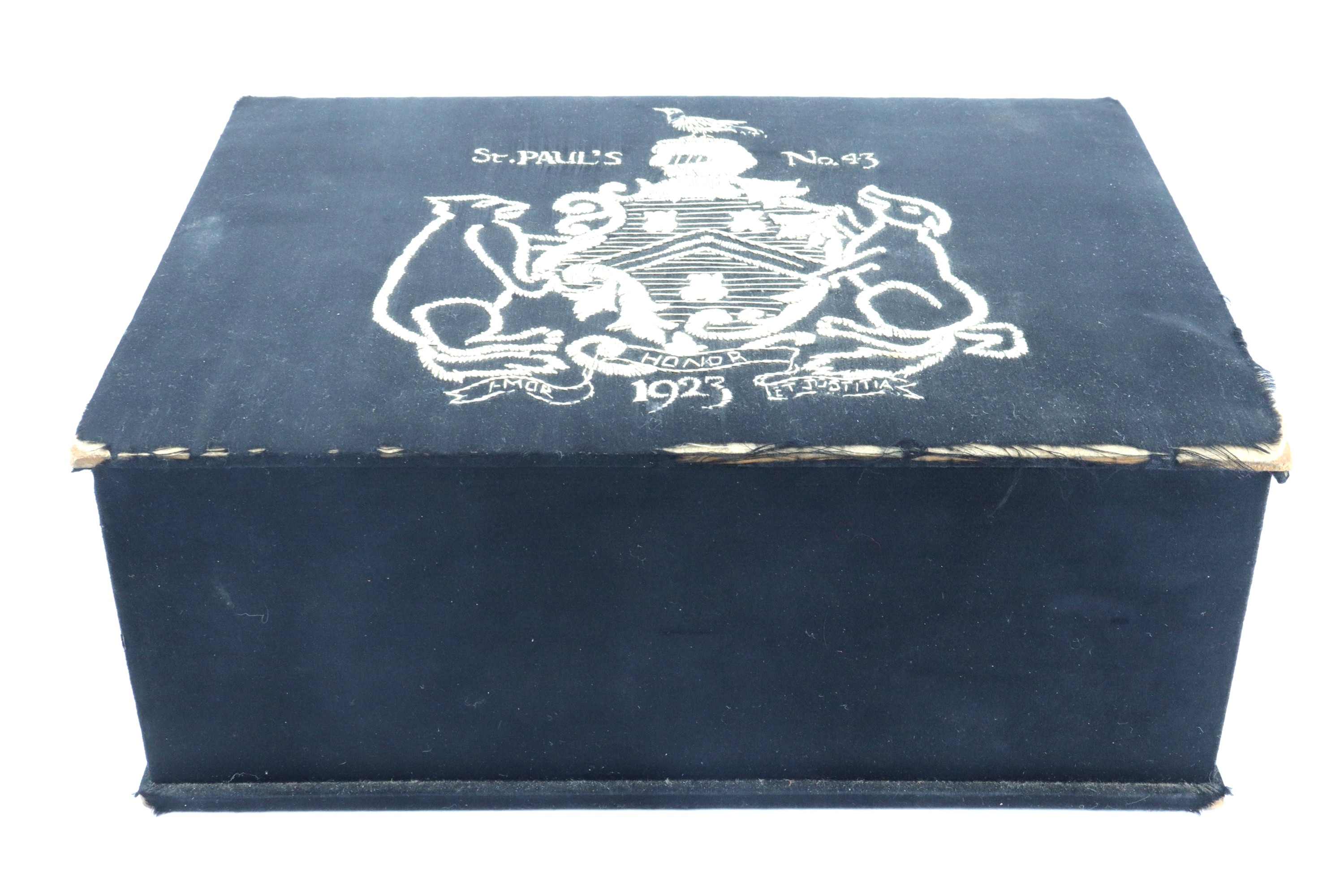 [ Freemasonry ] A George V fabric covered box, the top bearing the hand-embroidered coat of arms - Image 2 of 3