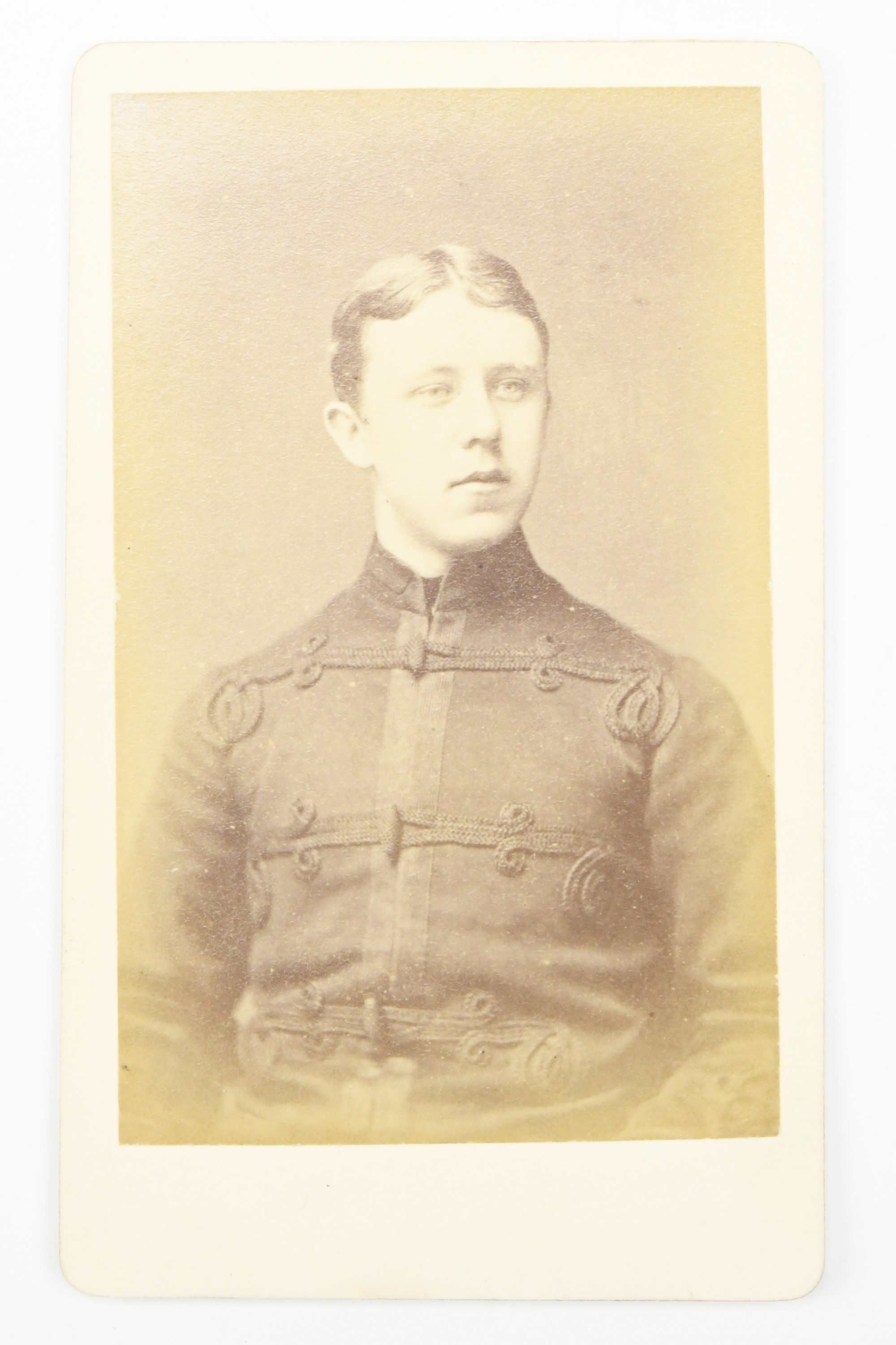 [ Victoria Cross ] A carte de visite portraying Lieutenant William Mordaunt Edwards bearing