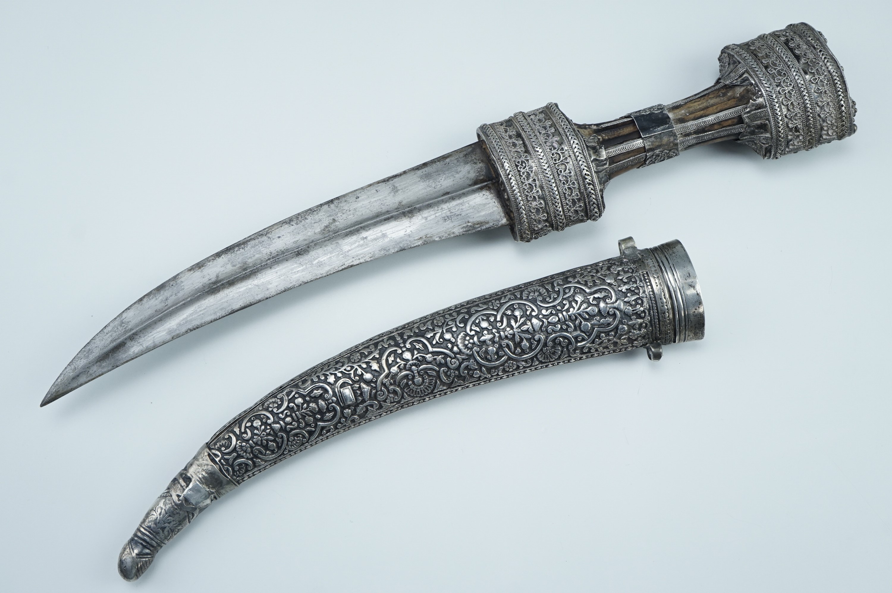 A fine late 19th / early 20th Century Middle Eastern jambiya dagger, the hilt bound in finely - Image 2 of 9