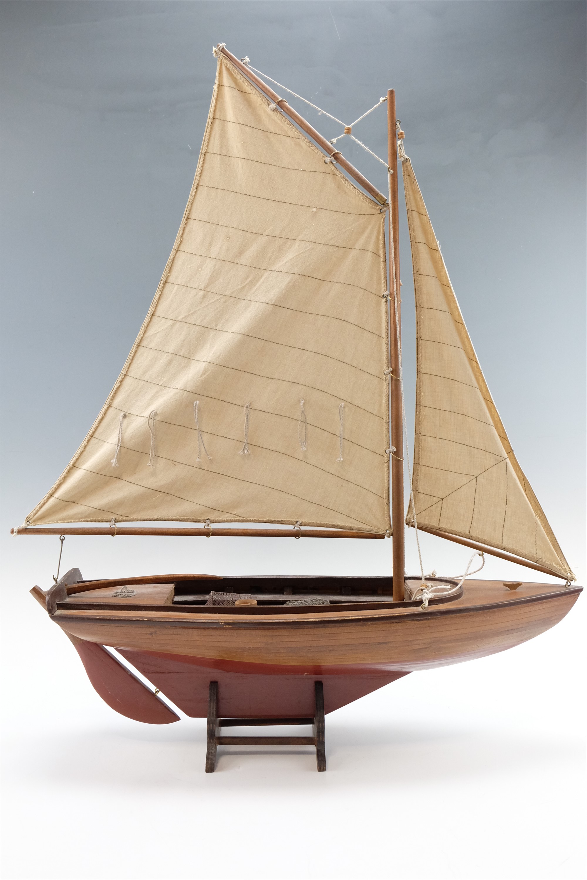 An early to mid 20th Century wooden model gaff rigged fishing boat / pond yacht, of carvel plank - Image 2 of 3