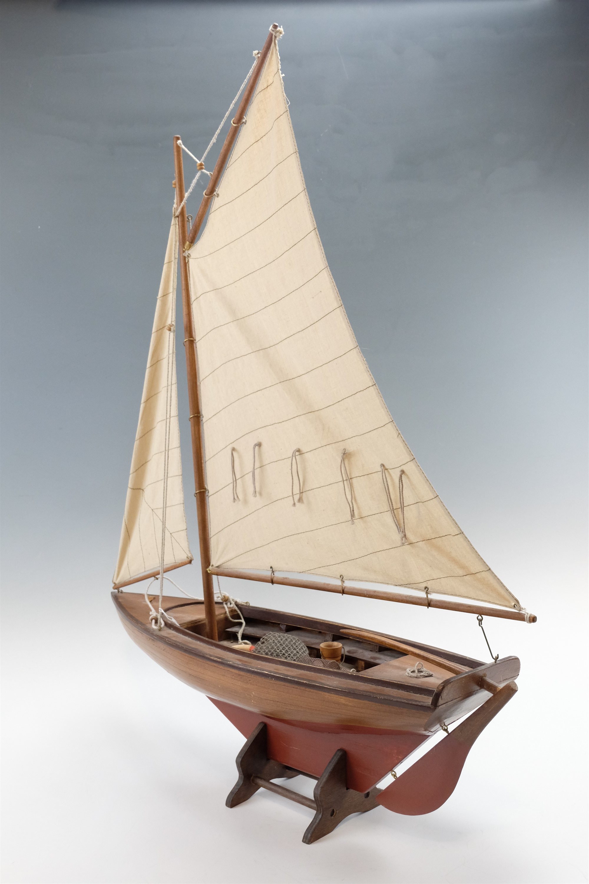 An early to mid 20th Century wooden model gaff rigged fishing boat / pond yacht, of carvel plank - Image 3 of 3