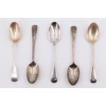 Four George V silver Hanoverian pattern teaspoons and one other Victorian fiddleback teaspoon, 116 g