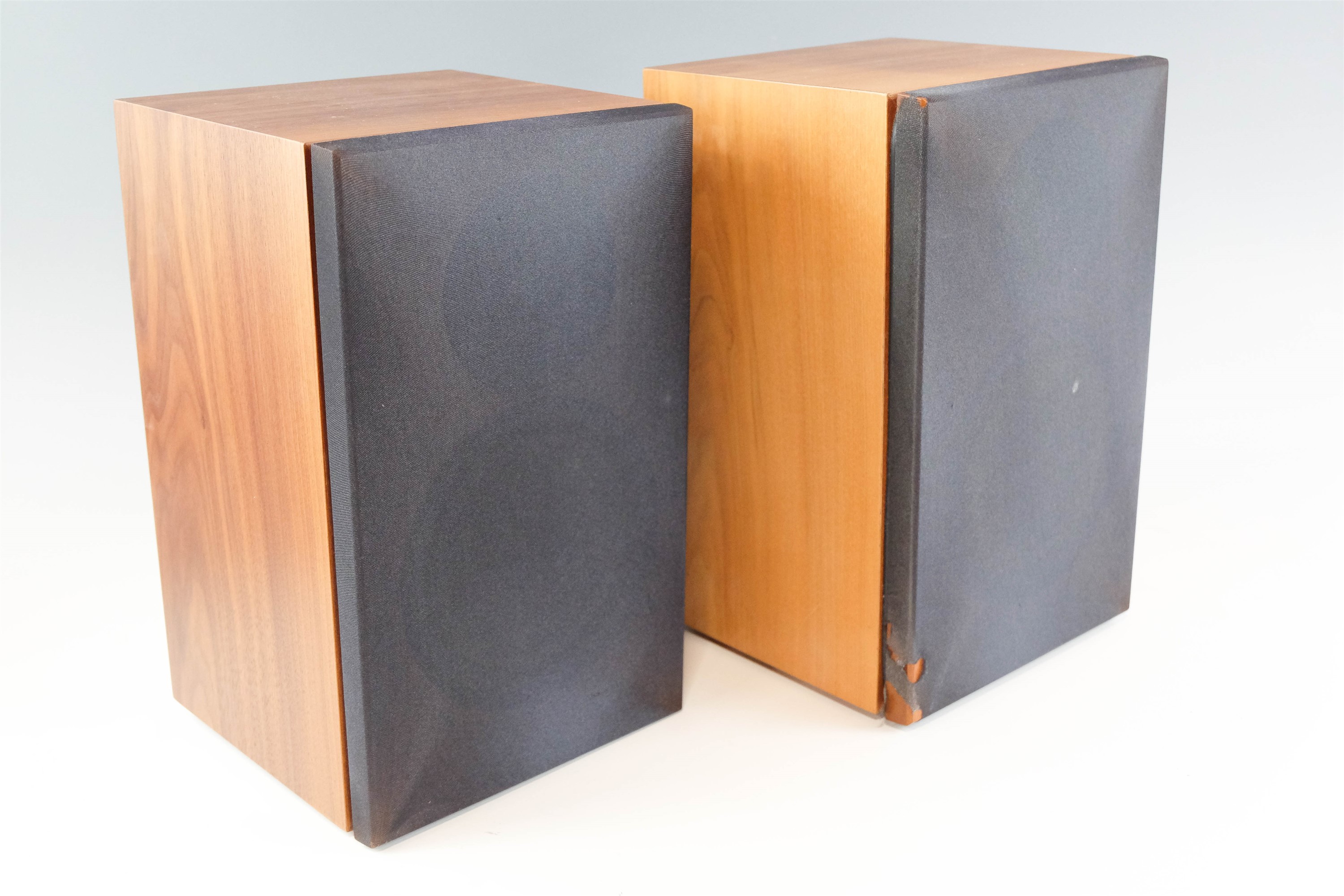 A pair of 1990s Linn Tukan bookshelf speakers, two way bass reflex, 19 x 18 x 30 cm - Bild 3 aus 3