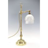 A quality reproduction early 20th Century brass desk lamp, (shade a/f), 62 cm