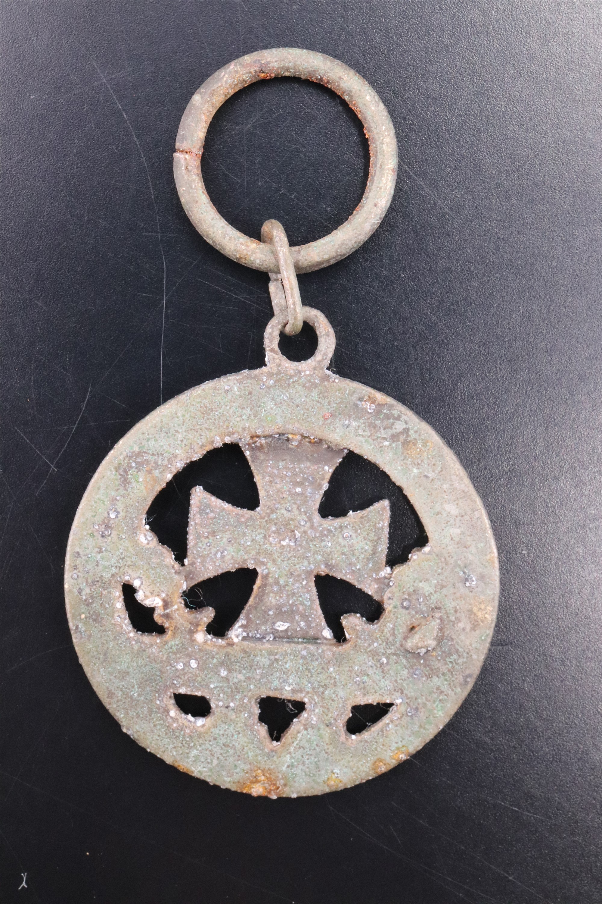 An Imperial German patriotic watch chain fob medallion incorporating an Iron Cross device - Image 2 of 2