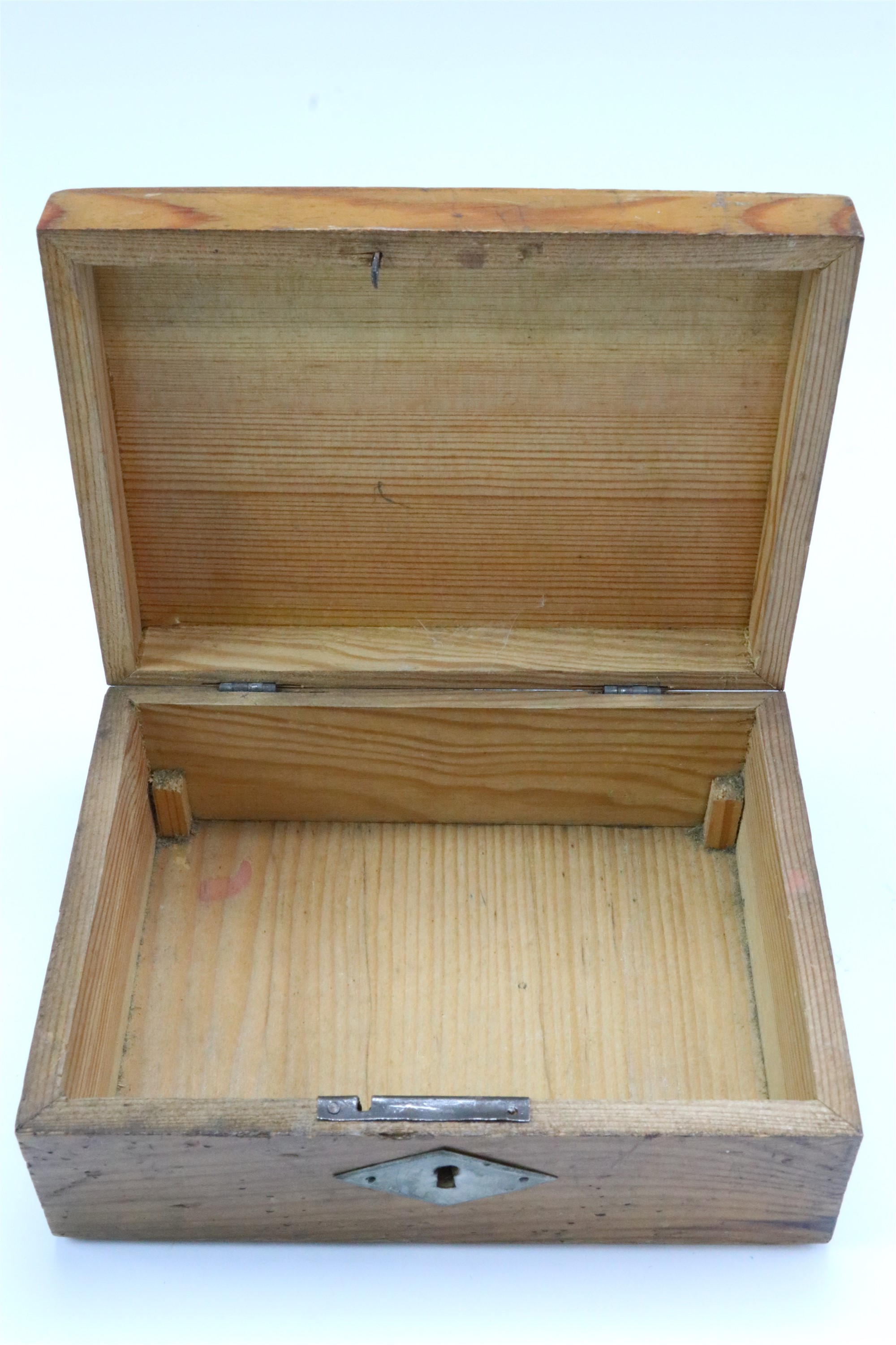 An early 20th Century German pine souvenir table box, the hinged lid lacquered in depiction of - Image 3 of 3