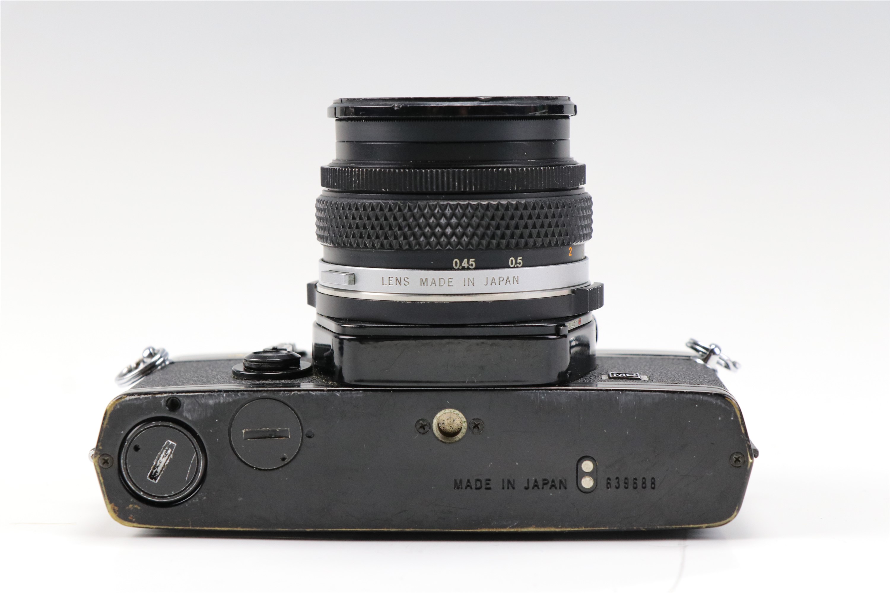 An Olympus OM-2 camera body together with a 1:1,8 f = 50mm lens, a Teleconverter 2X-A lens, a - Image 17 of 19