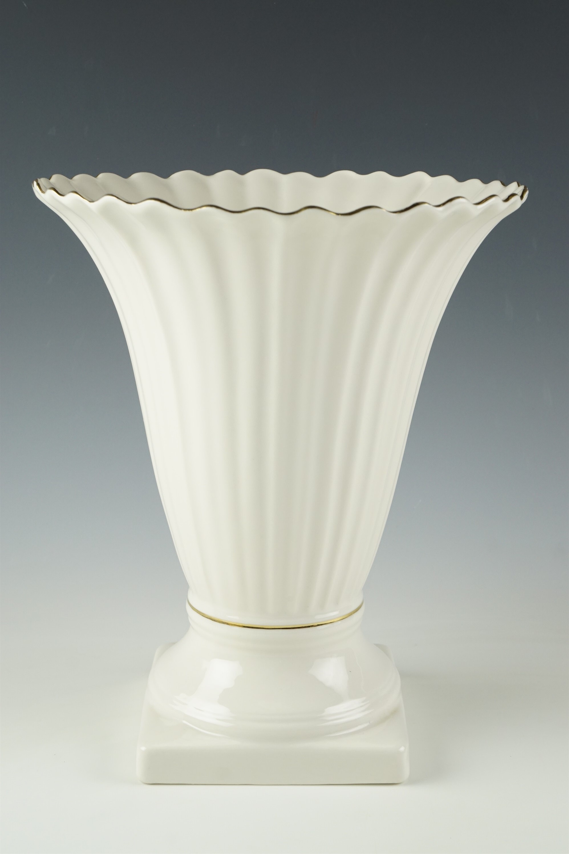 A large Belleek vase, 21.5 x 25.5 cm
