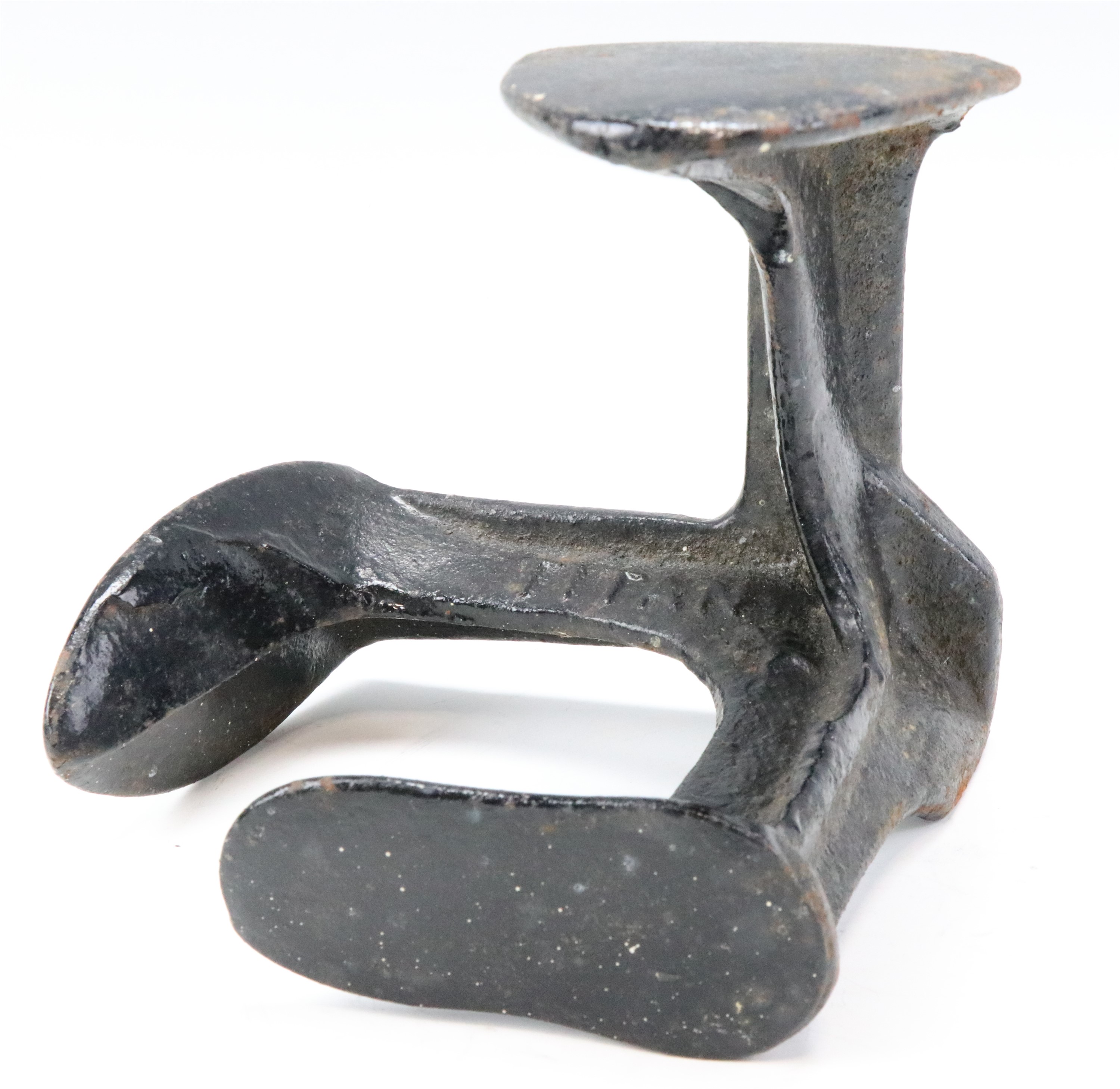 A late 19th / early 20th Century cobbler's cast iron "Titan" shoe last, 15 cm