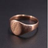 An antique 9 ct rose coloured yellow metal signet ring, its face foliate-engraved, Q, 2.4 g