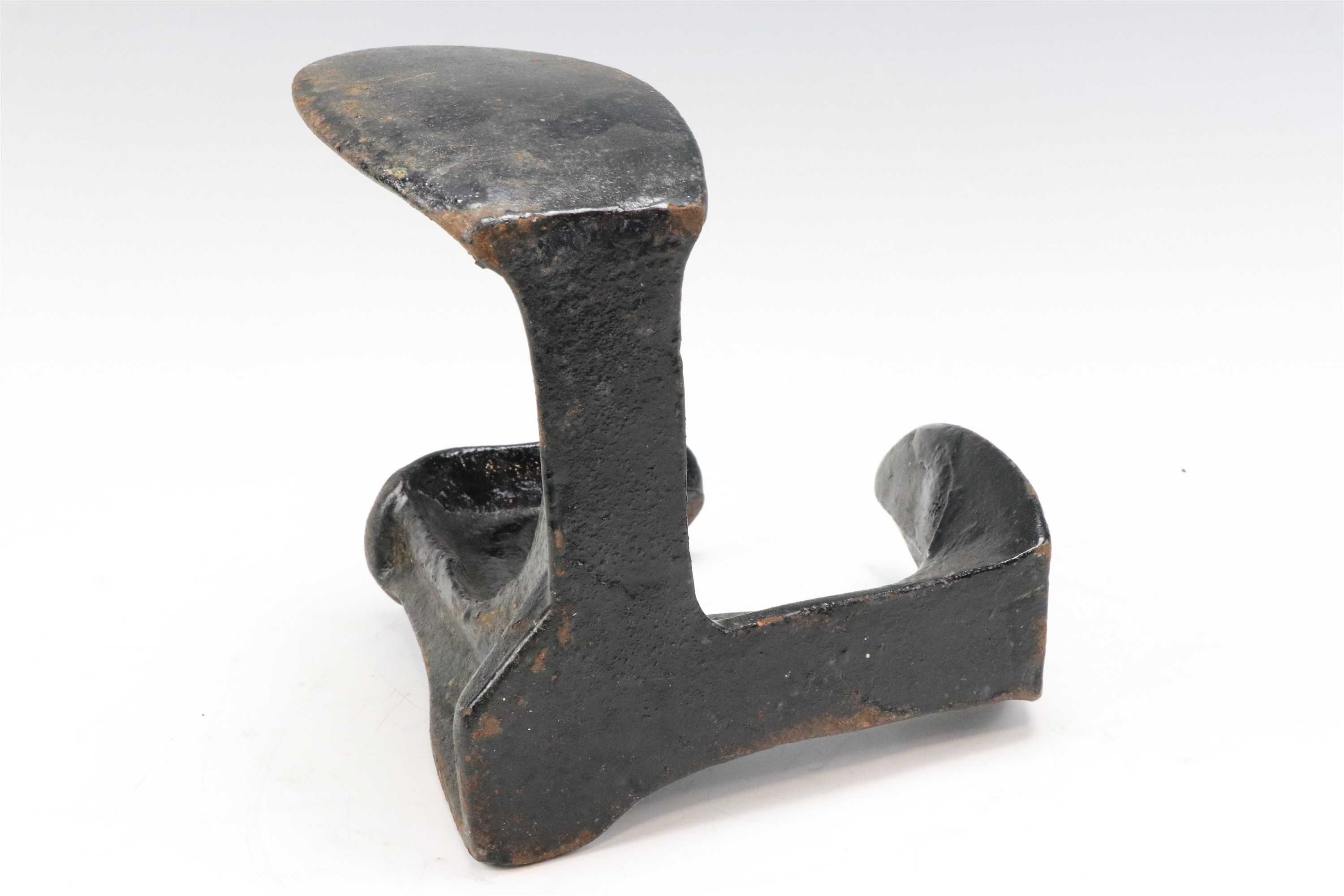 A late 19th / early 20th Century cobbler's cast iron "Titan" shoe last, 15 cm - Image 2 of 3
