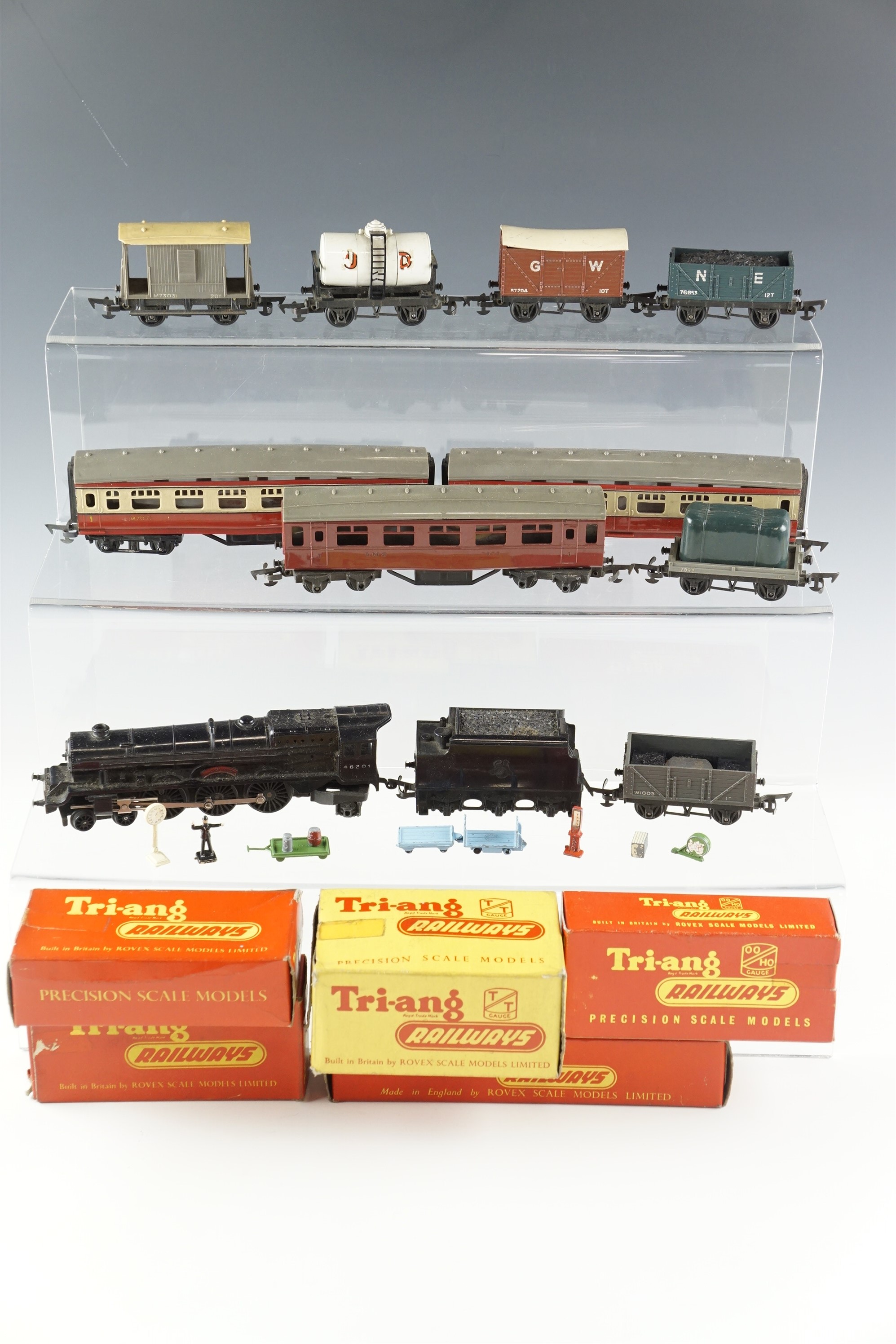 A quantity of early Tri-ang model railway, rolling stock, carriages, black livery tank locomotive, - Image 3 of 3