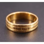 A 22 ct gold wedding band, having engraved decoration, Birmingham, 1958, 4.65 g, size L / M