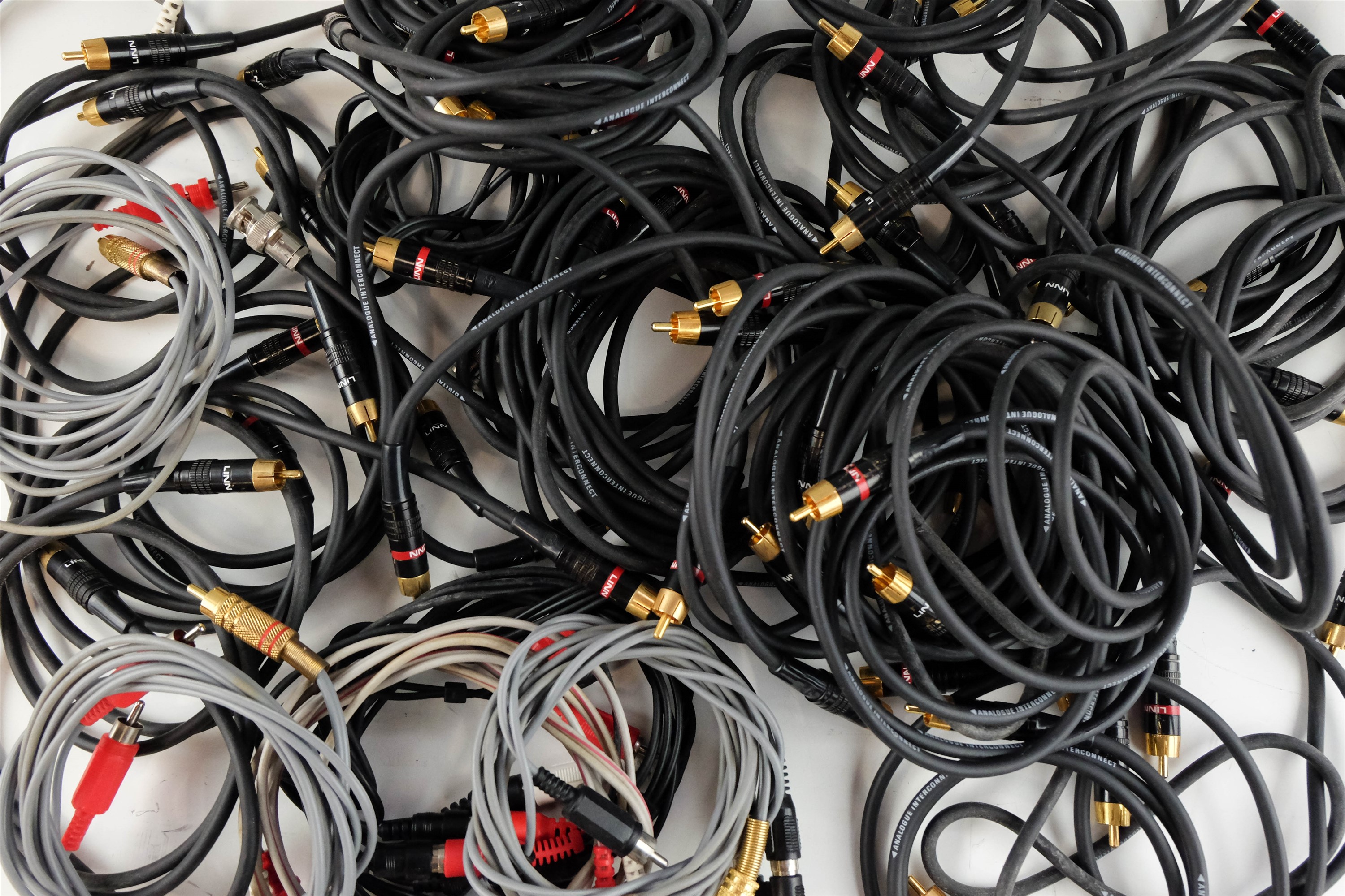 A quantity of Linn and other cables, including loudspeaker cables and 31 Linn RCA interconnect - Image 2 of 2