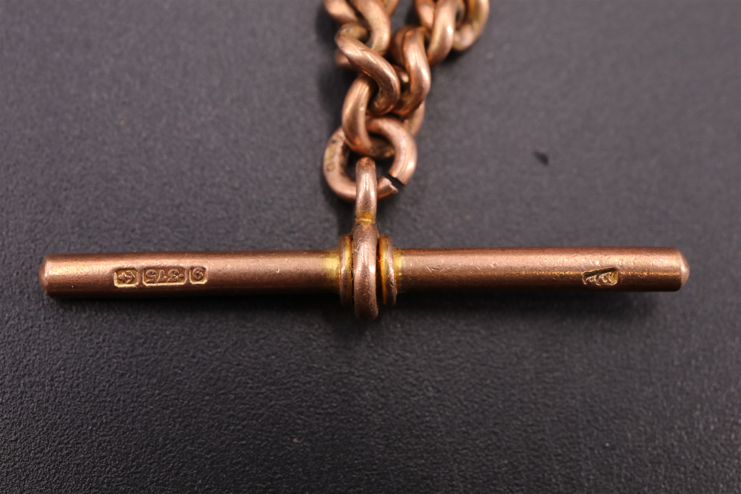 An early 20th Century 9 ct gold adorsed graduated curb link watch chain, Birmingham, 38.61 g, 35 cm - Image 2 of 3